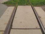 Eine Betonplatte mit der Gravur  DC 1 DR , am 01.05.2013 auf dem Bahn�bergang neben dem Haltepunkt in Wangen.