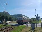 CLR 301 035-1  Anton  & der Beiwagen 303 027-6 als DPF 77117 von Aken nach Karsdorf, am 09.09.2023 am Bahn�bergang in Freyburg (Unstrut).