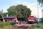 Am 08.08.1990 bepannte die DR 110 097-3 am Posten 3 in Freyburg (Unstrut) den aus einer blau-wei�en vierteiligen DBv-Doppelstockeinheit der S-Bahn Rostock gebildeten  Leunapelzer  von Leuna S�d auf