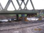 Noch auf provisorischen Pfeilern wartet die neue Saalebr�cke in Ro�bach auf ihren Einbau; 08.01.2012 (Foto: Hans Grau)