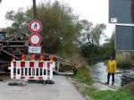 Die alte Saalebr�cke liegt am 20.10.2011 in Ro�bach an Land.