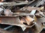 Die Reste der alten Saalebr�cke am 20.10.2011 in Ro�bach.