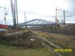 Die neue Brücke für die B180 über die Gleisanlagen in Naumburg Hbf am 28.12.2016.