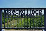Die Brücke der Freundschaft über den Gleisanlagen im Bahnhof Roßleben, am 30.07.2020.