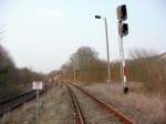 Das Einfahrtssignal vom Bf Nebra und das Schild, dass das Ende der Infrastrutktur der DRE anzeigt, am 04.04.2009.