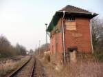 Das ausgediente W�rterstellwerk vom Bf Nebra am 04.04.2009.