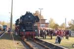 Kurz vor der abendlichen R�ckfahrt setzt die 41er im Bf Karsdorf um, damit sie den Leerzug zur�ck nach Freyburg bringen kann; 25.10.2009 (Foto: dampflok015)