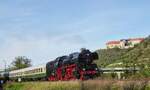 Die 41 1144-9 der IGE Werrabahn-Eisenach mit dem  Rotkäppchen-Express II  von Freyburg nach Zeulenroda unt Bf, am 02.10.2021 in Nißmitz.