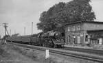Am 30.09.1978 fand die Abschiedsfahrt der BR 41 aus der Rbd Erfurt (Bw Saalfeld) über die Unstrutbahn statt. Die Fahrt ging von Erfurt über Sömmerda, Reinsdorf (Gleisdreieck), Roßleben, Nebra, Laucha und Naumburg (S) Hbf zurück nach Erfurt. Auf der Fahrt gab es zahlreiche Fotohalte. Zuglok war die DR 41 1263-7, hier zusehen in Gehofen. (Foto: Henning Gothe) 