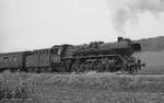 DR 41 1263-7 bei der Abschiedsfahrt für die Baureihe 41 bei der RBD Erfurt am 30.09.1978 auf der Unstrutbahn bei Roßleben. Sie bespannte dafür einen Sonderzug von Erfurt über Sömmerda, Reinsdorf (b Artern), Naumburg (S) Hbf zurück nach Erfurt. (Foto: Bahnbild-Online)