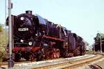 DR 44 0278-0 + 44 0389-5 mit einem Güterzug Richtung Artern, am 24.09.1981 bei einem Betriebshalt im Bahnhof Nebra.