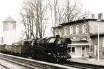 DR 44 0304-4 mit einem Kohlezug Richtung Artern, am 20.11.1981 im Bahnhof Nebra.