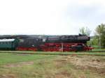 TG 50 3708-0 mit dem Winzerfestsonderzug von Freyburg �ber Artern nach Halberstadt, am 08.09.2007 beim Kreuzungshalt im Bf Laucha.