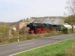 Der Sonderzug als Leerzug auf dem Weg nach Karsdorf zum abstellen und Wasser nehmen, hier vor der Kulisse der Freyburger Schweigenberge und der Zeddenbacher M�hle, die als einzige M�hle an der Unstrut
