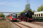 Während die EMBB 52 8154-8 am 12.09.2015 im ehemaligen Bahnhof Karsdorf nach der Ankunft mit dem Winzerfestsonderzug aus Leipzig-Plagwitz umsetzt, fährt der DB 642 190 als RB 34876 von