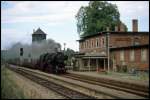 IGE Werrabahn 52 8039-1 am 25.08.1996 mit einem Fotog�terzug von Artern nach Sondershausen, im Bf Nebra.
