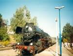 Die 52 8154-8 vom Eisenbahnmuseum Leipzig mit Sonderzug zum Winzerfest Freyburg, am 13.09.1999 im Bahnhof Freyburg.