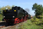 Die 52 8154-8 vom Eisenahmuseum Leipzig mit dem DPE 26785 von Webau nach Karsdorf, am 09.09.2023 in Laucha (Unstrut).