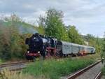 Die 52 8079-7 der Leipziger Dampf KulTour brachte am 13.09.2025 den  Salzland-Express  aus Magdeburg Hbf ab Sangerhausen nach Karsdorf Bbf.