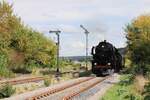 Die 52 8079-7 der Leipziger Dampf KulTour mit dem DZ 88309  Salzland-Express  von Magdeburg Hbf nach Karsdorf Bbf, am 13.09.2025 in Laucha (U).