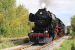 Leipziger Dampf KulTour 52 8079-7 mit dem DZ 88309  Salzland-Express  von Magdeburg Hbf nach Karsdorf Bbf, am 13.09.2025 in Laucha (U).