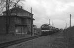 LEG 120 295-1 mit einem Fotogüterzug von Staßfurt nach Nebra, am 12.11.2006 in Donndorf.