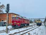 V200 507 der Erfurter Bahnservice GmbH und 218 488 von Railsystems RP, eingesetzt durch RailAdventure (und hier unterstützt durch MaS Bahnconsult), am Morgen des 04.12.2023 in Karsdorf Bbf.