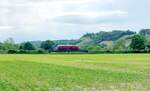 Nach dem die EBS V200 507 am 16.05.2025 40 D�ngerwagen aus Eckartsberga nach Naumburg (S) Hbf gebracht hat, fuhr sie danach allein nach Karsdorf und ist hier auf der Unstrutbahn bei Ro�bach unterwegs.