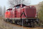 DB Fahrwegdienste 212 310-7 und 212 093-9 als Tfzf nach Karsdorf, am 31.03.2014 bei der Durchfahrt in Laucha.