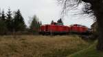 DB 212 323 + 212 xxx mit Flachwagen Richtung Naumburg, am 14.03.2016 bei der Durchfahrt in Laucha.