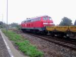 DB Services Südost 218 208-7 mit Flachwagen aus dem Fahrzeugwerk Karsdorf, am 13.09.2014 kurz vor der Abfahrt Richtung Naumburg in Karsdorf Bbf.