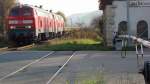 Am 22.11.2014 war ein V160-Doppel von DB Services S�dost auf der Unstrutbahn unterwegs. 218 139-4 + 218 272-3 zogen etliche gelbe Res-Wagen zum Fahrzeugwerk nach Karsdorf. G�nther G�bel fotografierte die Durchfahrt in Laucha.