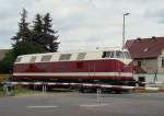 EBS 118 719-4 mit Flachwagen Richtung Naumburg, am 16.06.2015 am Bahnübergang in Laucha.