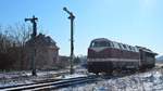 EBS 118 719 mit der EBS 155 007 als Tfzf von Naumburg nach Karsdorf, am 19.03.2018 bei der Ausfahrt in Laucha.