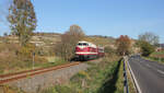 EBS 118 719-4 mit einer Mitropa-Wagenüberführung nach Karsdorf, am 29.10.2021 bei Balgstädt.