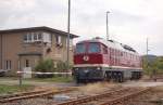 Nach der Ankunft mit dem Winzerfestsonderzug aus Profen, rangiert die LEG 132 158-7 am 08.09.2013 neben dem Stellwerk W4 in Karsdorf, um f�r die abendliche R�ckfahrt umzusetzen.