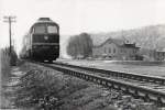 DR 132 127-21 mit einem Zementzug nach Karsdorf bei Kleinjena.