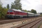 LEG 132 158-7 mit dem Winzerfestsonderzug DPE 75910 aus Profen, am 08.09.2013 bei der Ankunft in der Abstellung in Karsdorf.
