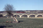 Am 07.04.1997 war die DB 232 156-0 mit einem Bmh-Wagen als RB 15628 von Naumburg Hbf auf dem Unstruthochwasserviadukt bei Kirchscheidungen unterwegs nach Nebra.