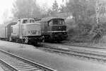 Während am 22.10.1988 die DR 106 099-5 als Schlusslok mit einem DMV-Sonderzug von Erfurt nach Naumburg (S) Hbf in den Bahnhof Freyburg (Unstrut) eingefahren ist, steht auf dem Nebengleis die DR