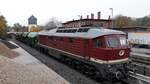Salzland Rail Service 232 088-5 am 05.11.2021 mit einem Schotterzug im Bahnhof Nebra.