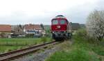 Die neu von der EBS erworbene 142 001-7 mit 2 Wagen auf der Fahrt von Chemnitz nach Karsdorf, am 09.04.2024 in Roßbach (Naumburg).