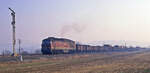 Am 28.02.1992 war die bereits umnummerierte DR 232 134-7 auf der Unstrutbahn mit einem G�terzug Richtung Nebra unterwegs und passiert hier gleich das Einfahrtssignal vom Bahnhof Laucha (Unstrut).
