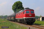 Gleich drei schwarze Loks hatte die EBS 232 690-8 am Haken, als sie am 12.05.2018 die E-Loks  155 007, 140 811 und 140 815 in Kirchscheidungen von Karsdorf nach Naumburg (S) Hbf schleppte. (Foto: Dirk Einsiedel)
