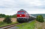 Bis Naumburg (S) Hbf war die EBS 232 690-8 am 22.08.2025 mit leeren Kohlestaubwagen von Karsdorf nach Spreewitz auf der #Unstrutbahn bei Kleinjena unterwegs.