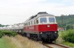 Die 232 294-9 der East-West-Railways (Tochterunternehmen von Railion Deutschland AG und der polnischen PCC Rail SA) ist mit einem 2.200 t-Zementzug auf der Unstrutbahn zwischen Balgst�dt und Freyburg