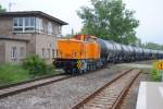 EBS 346 601 dr�ckt am 31.05.2012 zahlreiche Kesselwagen, die von InfraLeuna Loks nach Karsdorf gebracht wurden in den Anschluss vom Zementwerk.