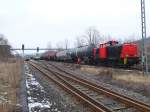 EBS 346 603-4 holt am 03.02.2014 in Karsdorf Bbf Kesselwagen, die zuvor die ITL 76 101 gebracht hat, um diese in den Anschluss der EBS zu bringen.