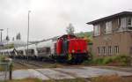 Am 28.05.2014 zieht den EBS 346 603-4 neben dem Stellwerk B3 in Karsdorf neue Kesselwagen in den Anschluss der EBS.