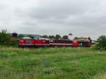 EBS 202 738-1 mit der abgeb�gelten EBS 142 110-6 und der EBS 1131 auf der Fahrt als Lokzug nach Karsdorf, am 03.07.2012 im Bf Laucha.